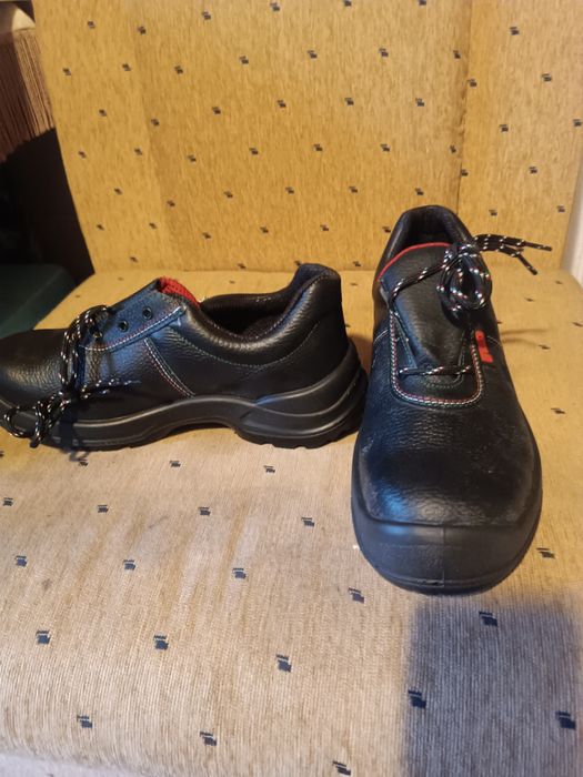 Работни обувки със метално бомбе.