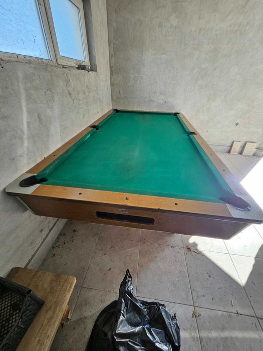 Билярдна маса и лампа