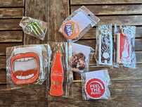 Coca cola , Fanta , Monster ключодържател , значка, камион , стойка