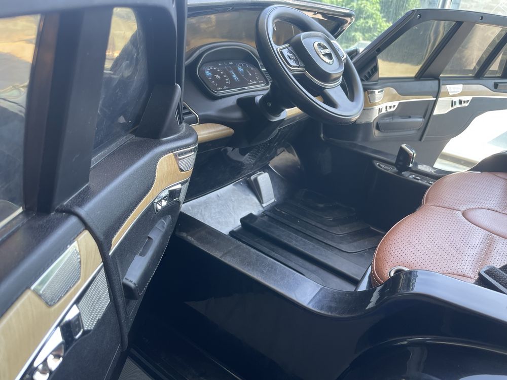 Акумулаторен джип Volvo XC90 с родителски контрол - детска кола