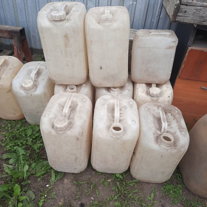 Продам баклажки 30л.
