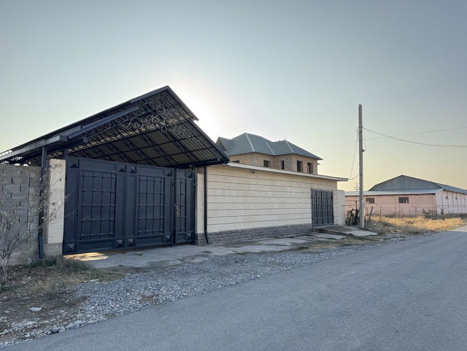 Продается дом в элитном районе , вдоль трассы