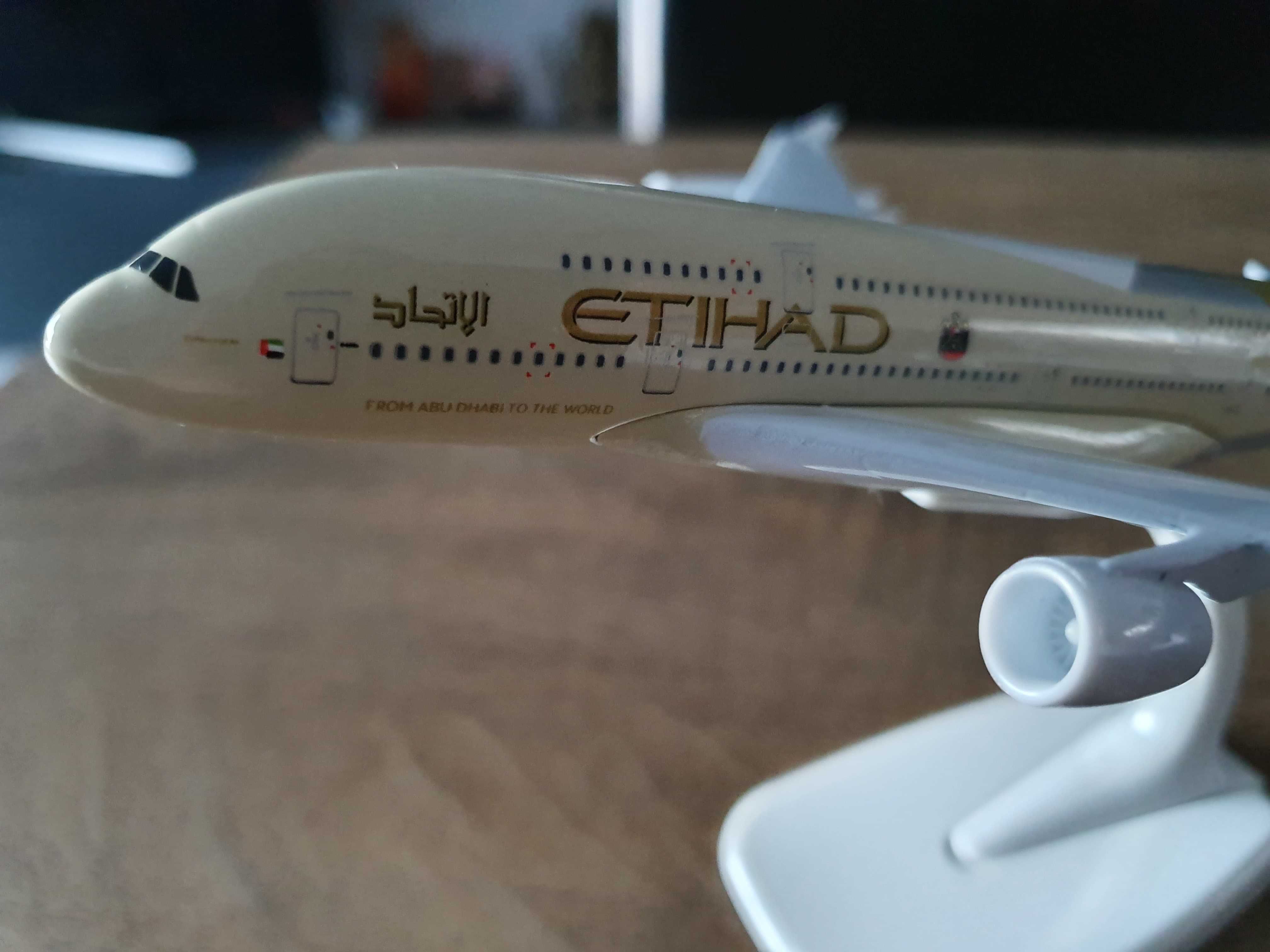 Macheta metalica de avion Etihad cu roti (marime medium)| Decoratie