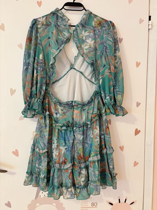 Рокля с гол гръб