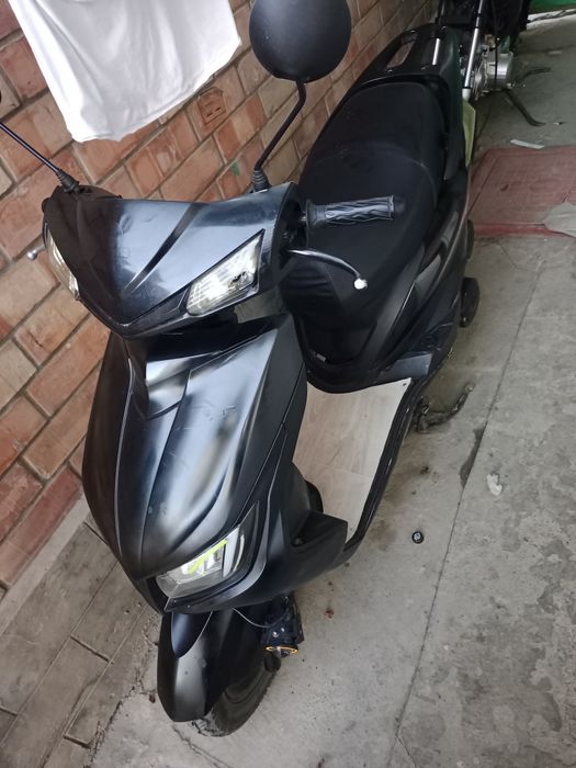 Skutr sotiladi mustang