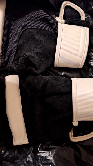 Боксова круша и ръкавици