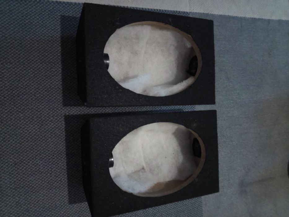 Продавам елипсовидни говорители плюс две кутии