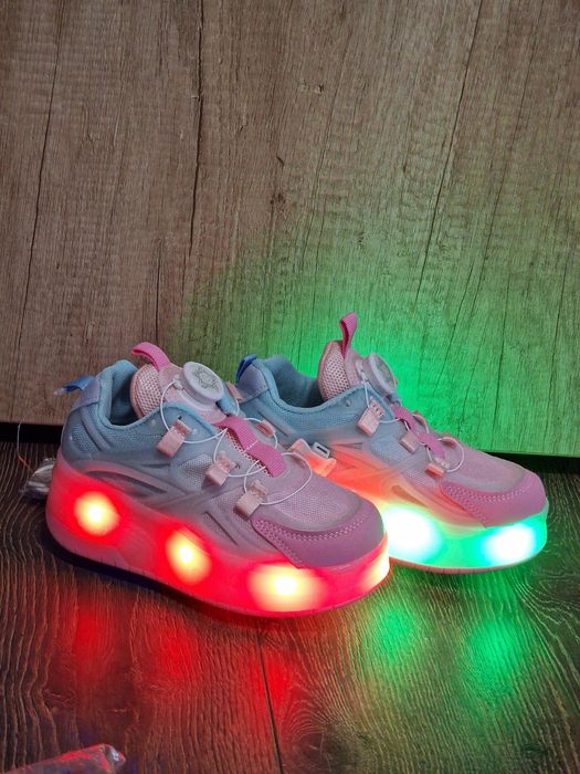 Adidasi cu role detașabile