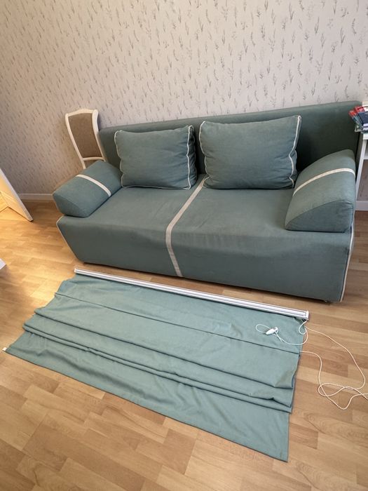Продам диван с ролл шторами в цвет