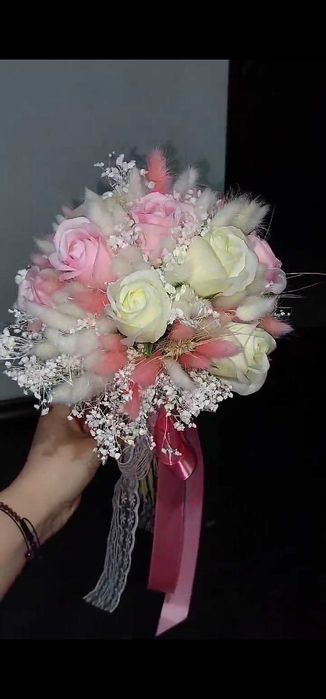 Buchete si aranjamente cu trandafiri din satin sau sapun