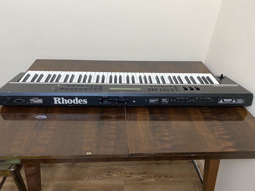 Винтажный синтезатор  (Roland”)Rhodes 76 клавиш