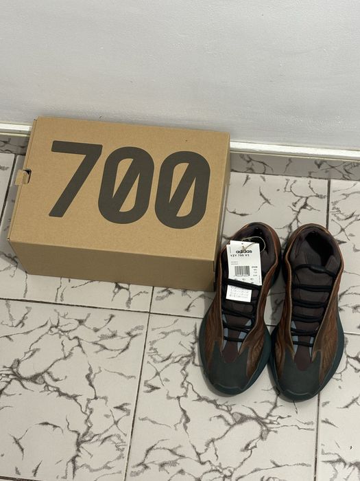 Yeezy 700 V3 ,,Cooper Fade”