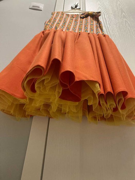 Детска рокля с тюл за обем под полата