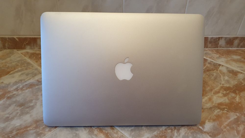 Apple MacBook Air 1.8GHz  i5 -/13 -inch/A1466 - 2012