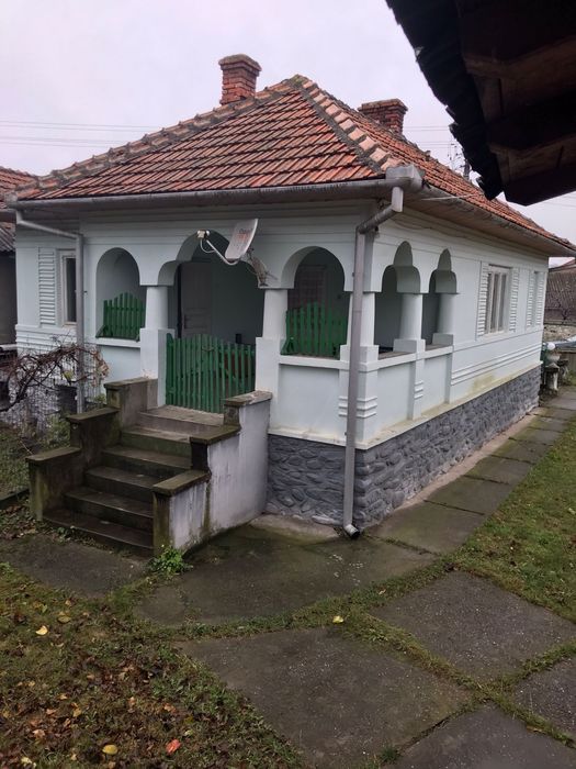 Vând casa la țară