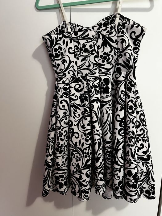 Черно-бяла рокля разкроена