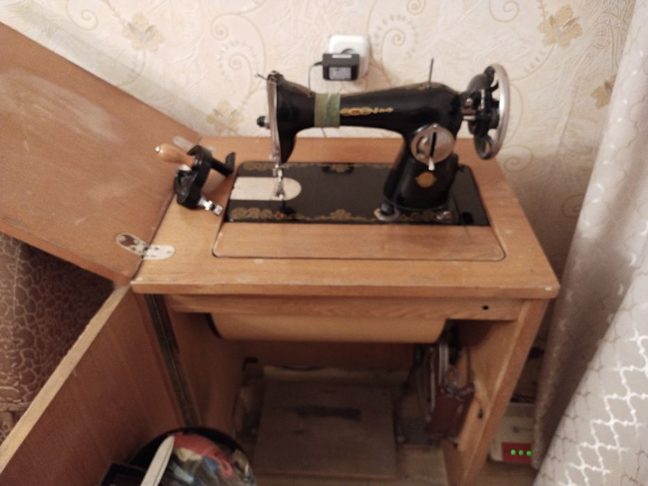 Швейная машинка ножная и ручная.