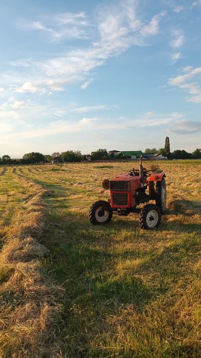 Baloti de fan pe plasă