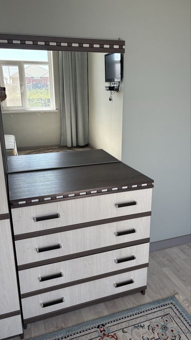 Шкаф и комод с зеркалом