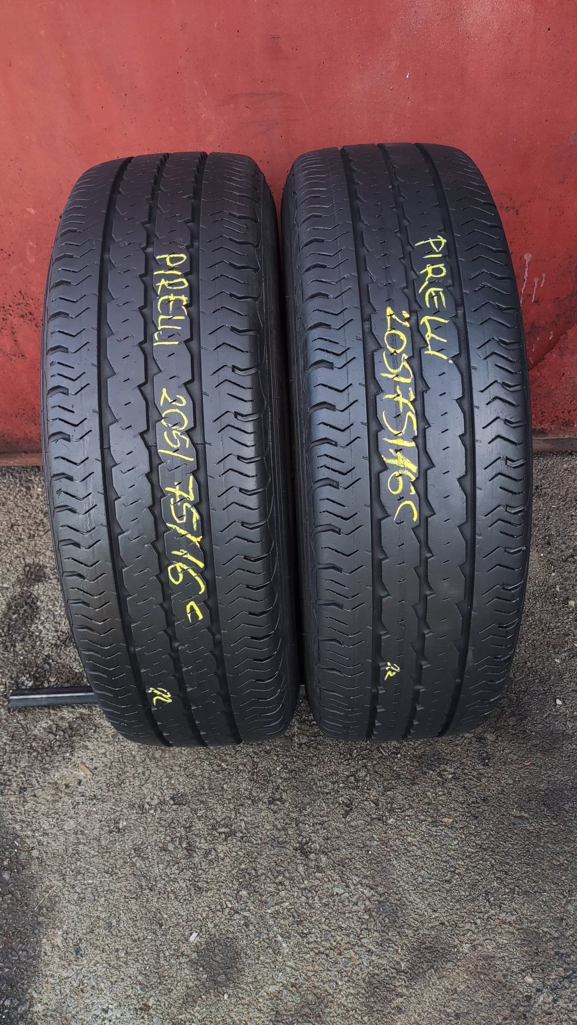 2бр. бусови гуми 205/75/16C, Pirelli 
6.88mm
dot22
Добро състояние на