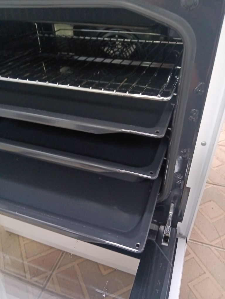 Свободно стояща печка с керамичен плот Gorenje 2 години гаранция!