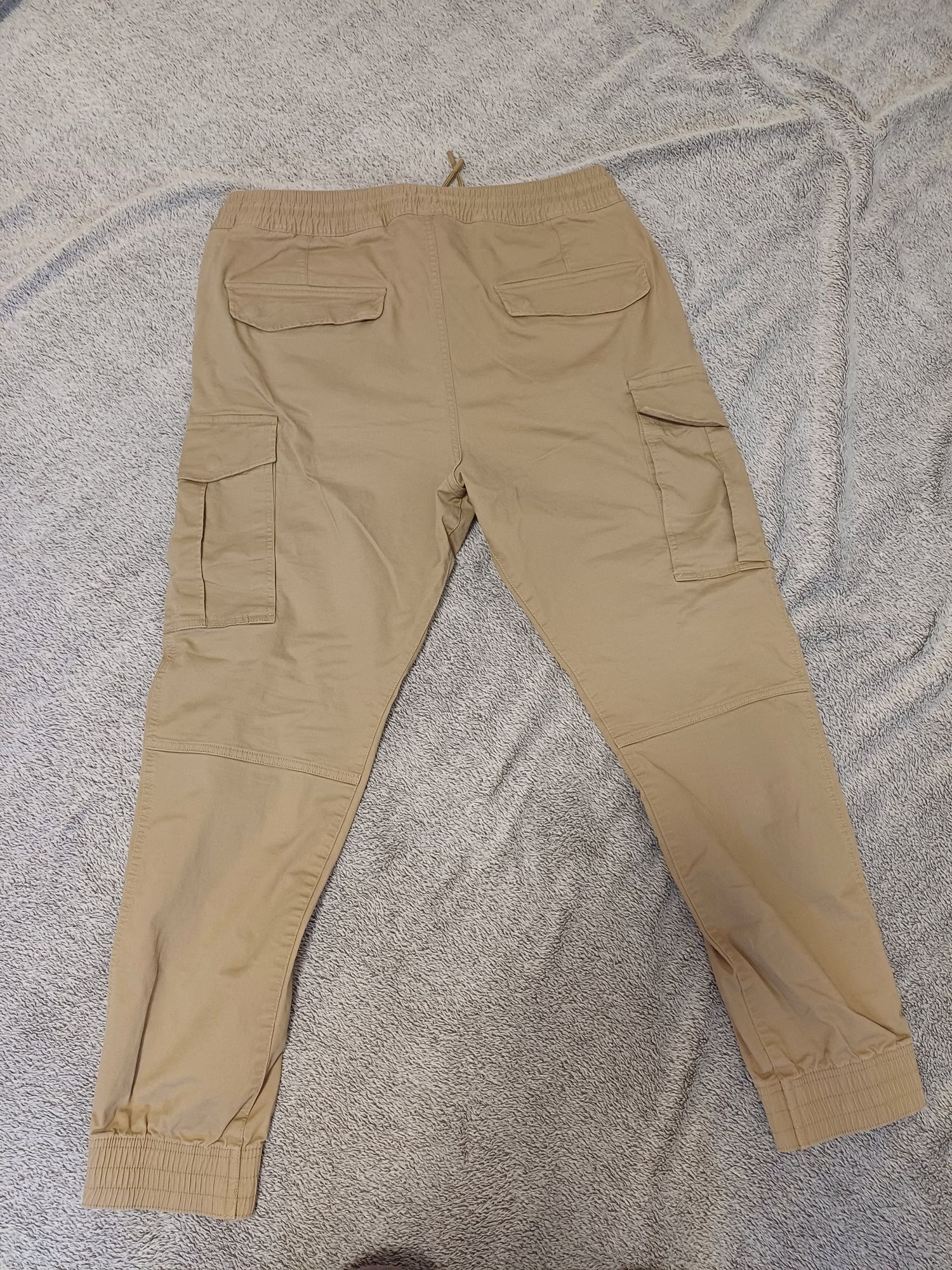 Pantaloni jogger