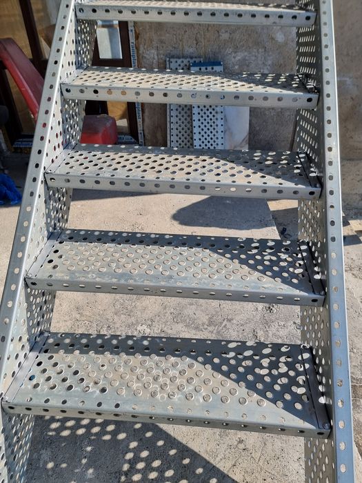 Confectionam scarii metalice zincate exterioare și pentru incendii , p