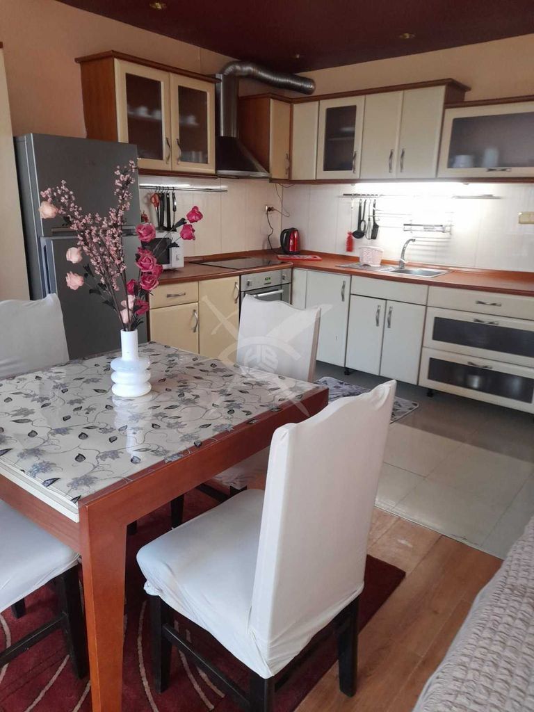 Продава се Тристаен апартамент в Поморие - 100 кв.м за 1600 €/кв.м - Снимка #2