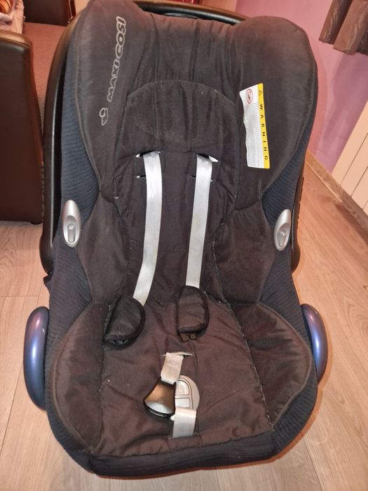 Scoică bebeluși Maxi Cosi Cabrio Fix cu bază cu picior în podea