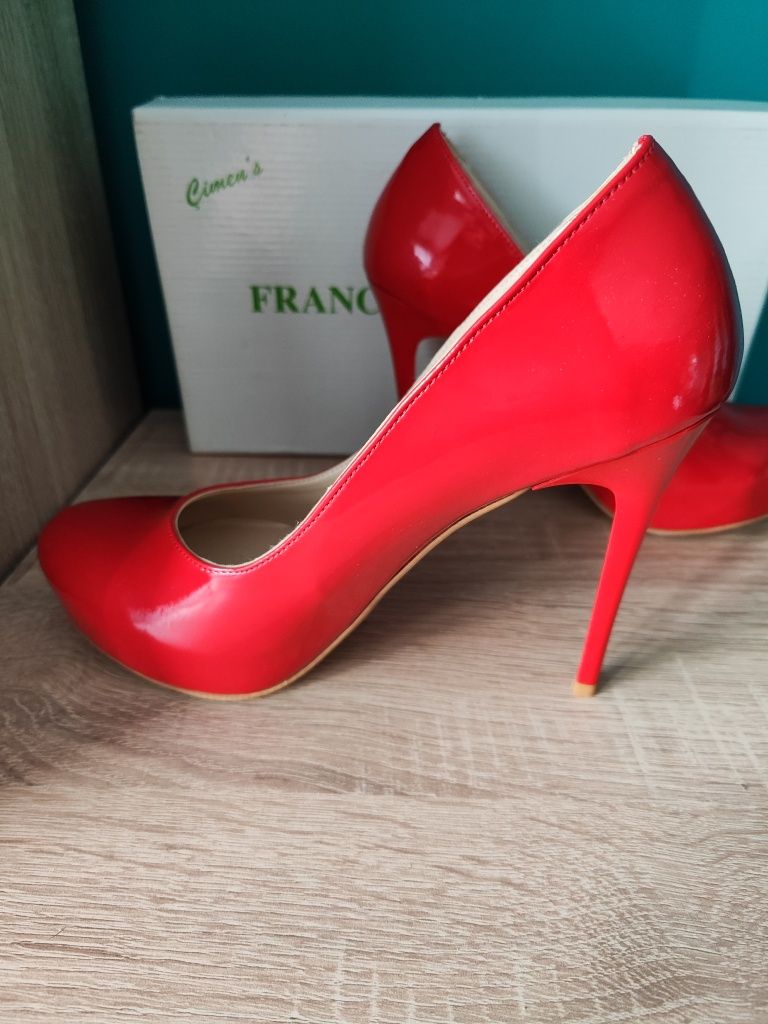 Официални червени лачени обувки