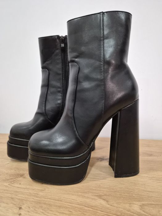 Дамски къси ботуши с платформа и висок ток