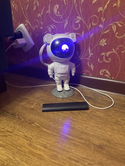Космонавт светильник