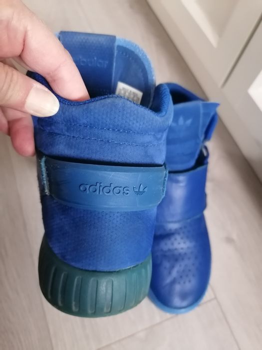 Кожени кецове Адидас за момче, 36 номер, с връзки и лепенки са. Удобни