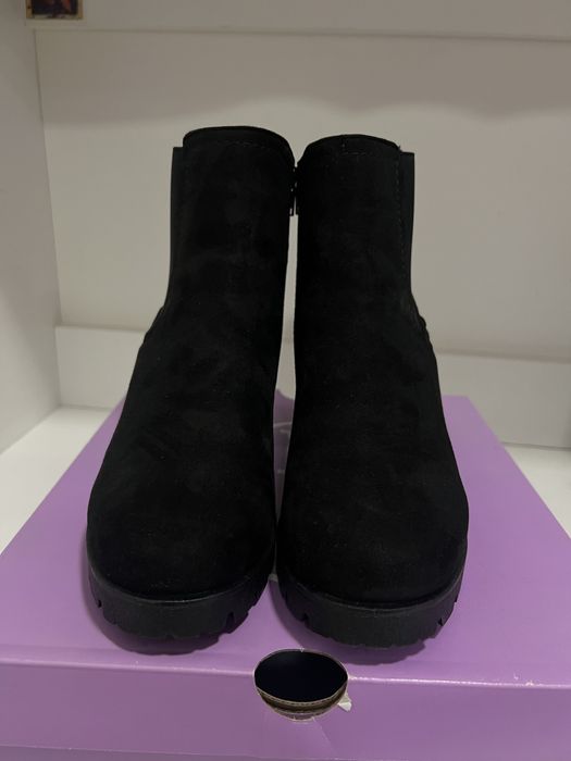 Чисто нови велурени боти на ток