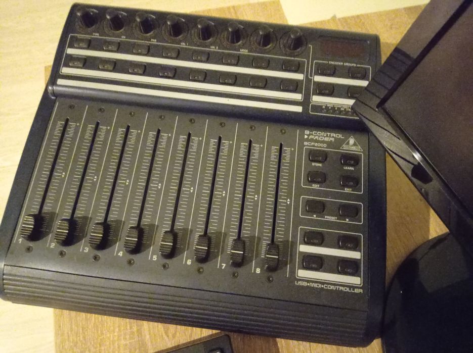 Controller Behringer BCF2000 (fadere motorizate)