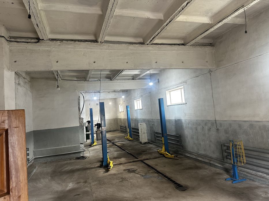 Угол Суворова-Малая объездная, на 6 машин, со всеми коммуникациями,