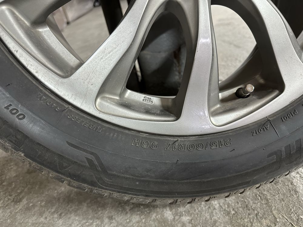 Продам шины с дисками 215/65/17 ездил один сезон.