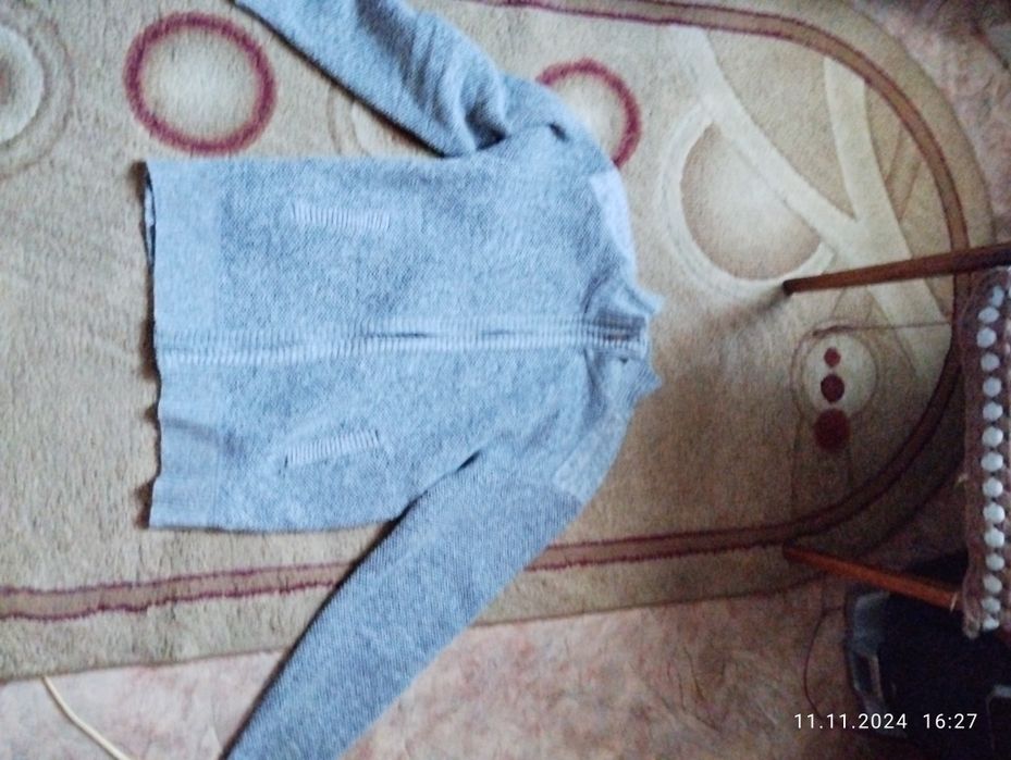 Продам недорого кофту на подростка теплая с замком