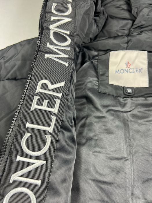 Moncler мъжко яке – черно матирано с бродерия