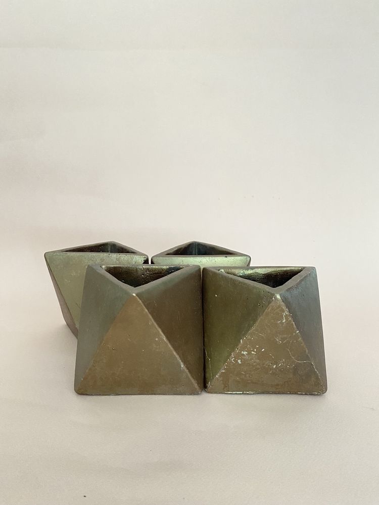 Set vaze bronz triunghiulare