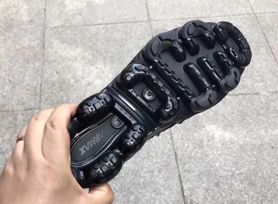 Обувки NIKE / VaporMax PLUS Black  + КУТИЯ