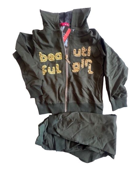 Спортивный костюм для девочек в стильном хаки цвете.