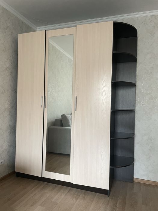 Шкаф с  зеркалом