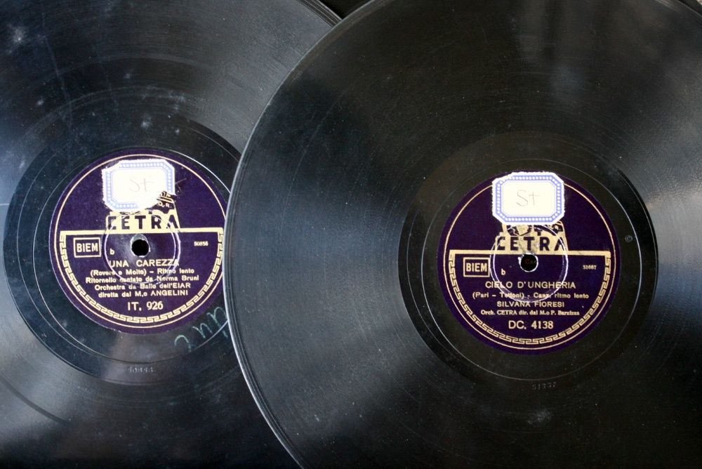 Грамофонни плочи бакелитени 8 бр. в албум патефон ретро грамофон