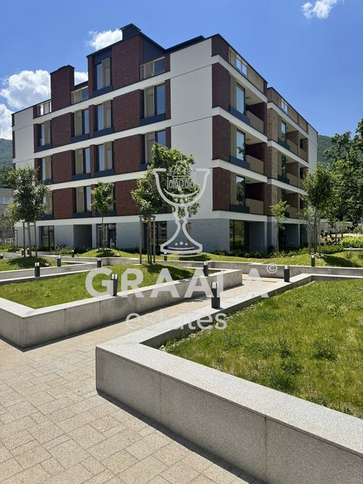 Жилище с усещане за къща в луксозен комплекс!