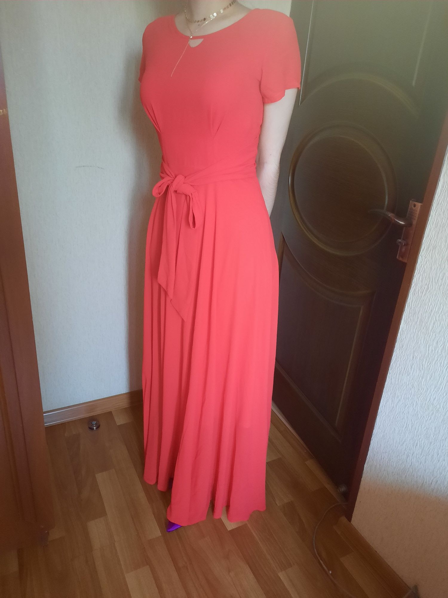 Длинное платье красно-алого цвета
