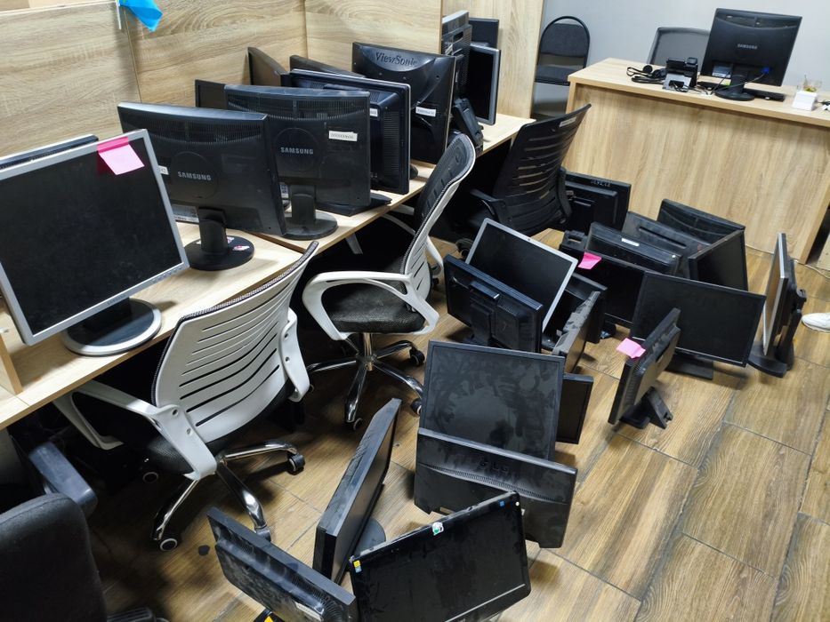 40шт~ не рабочих мониторов 17-19дюйм, есть все бренды