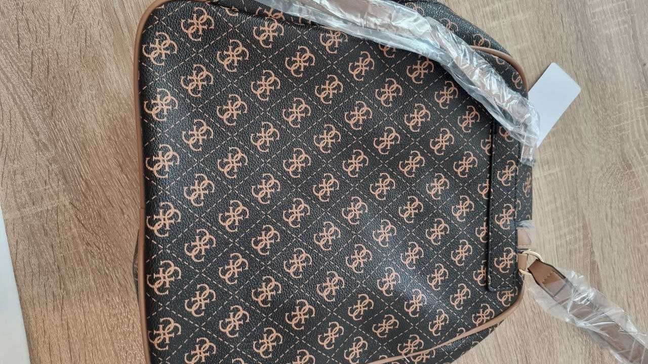 Нова дамска раница GUESS Manhattan