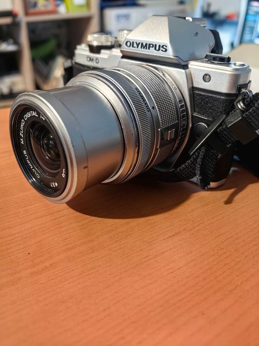 Olympus OM-D E-M10 Mark II + obiectiv 14-42mm