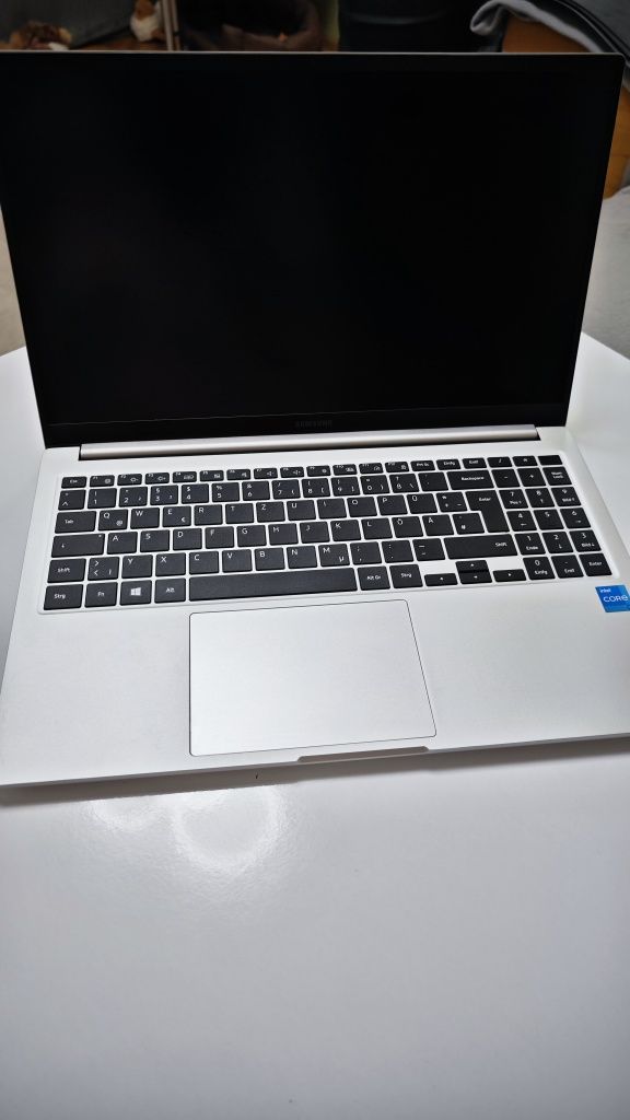 Лаптоп Samsung Galaxy BooK i3-11gen / ssd / 8GB